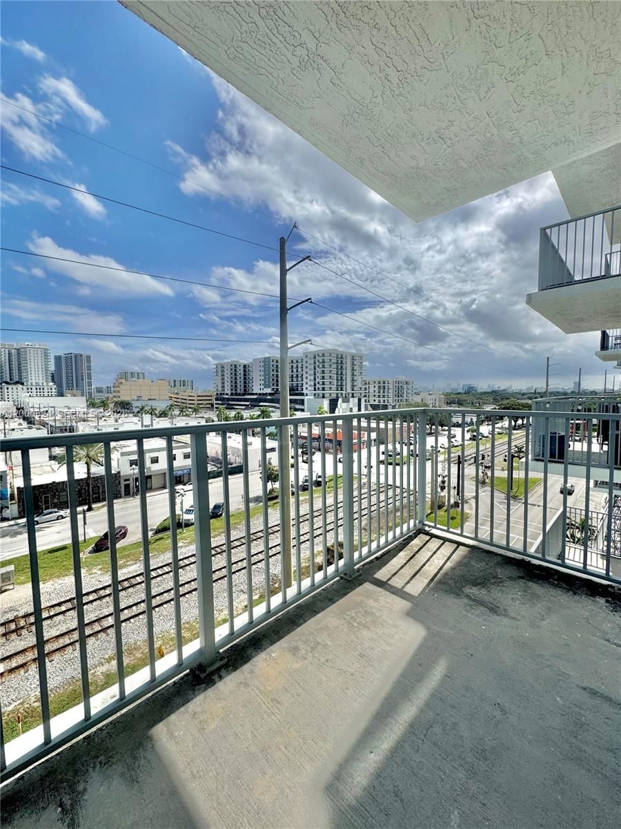 Real estate property located at 140 Dixie Hwy #513, Broward, Hollywood Station Res Con, Hollywood, FL