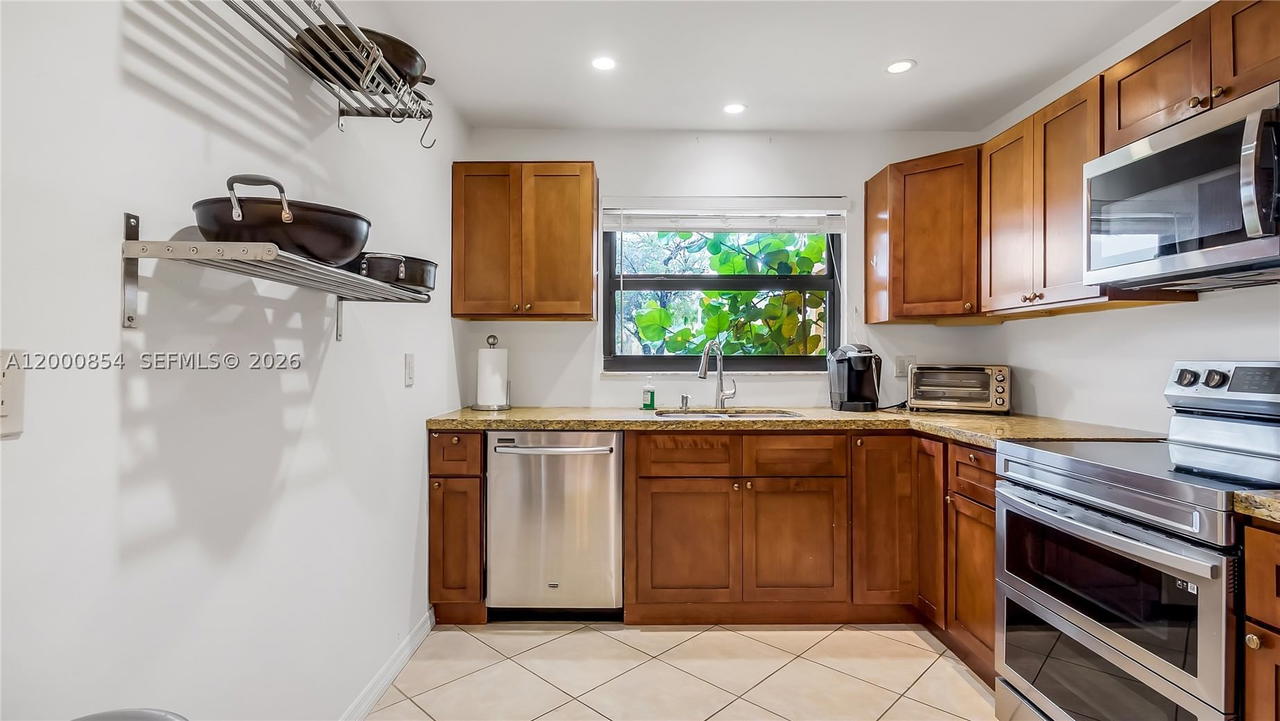 Real estate property located at 1541 92nd Ave #186, Broward, Westview Condominium No T, Pembroke Pines, FL