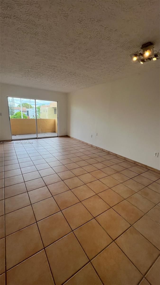 Real estate property located at 6070 18th Ave #323, Miami-dade, Palmetto Springs Condo Vi, Hialeah, FL