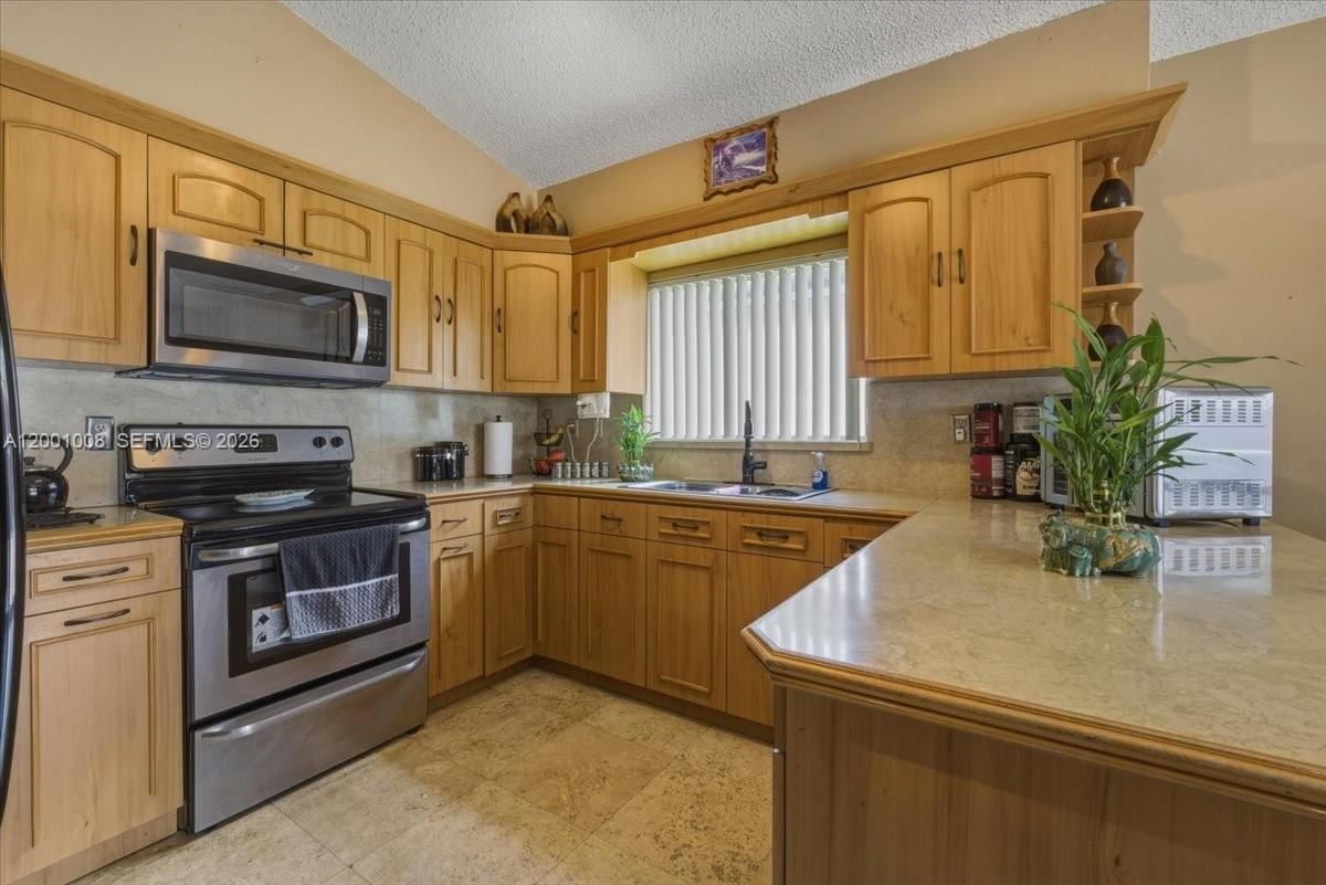 Real estate property located at 10959 72nd Ter, Miami-dade, Poinciana At Sunset, Miami, FL