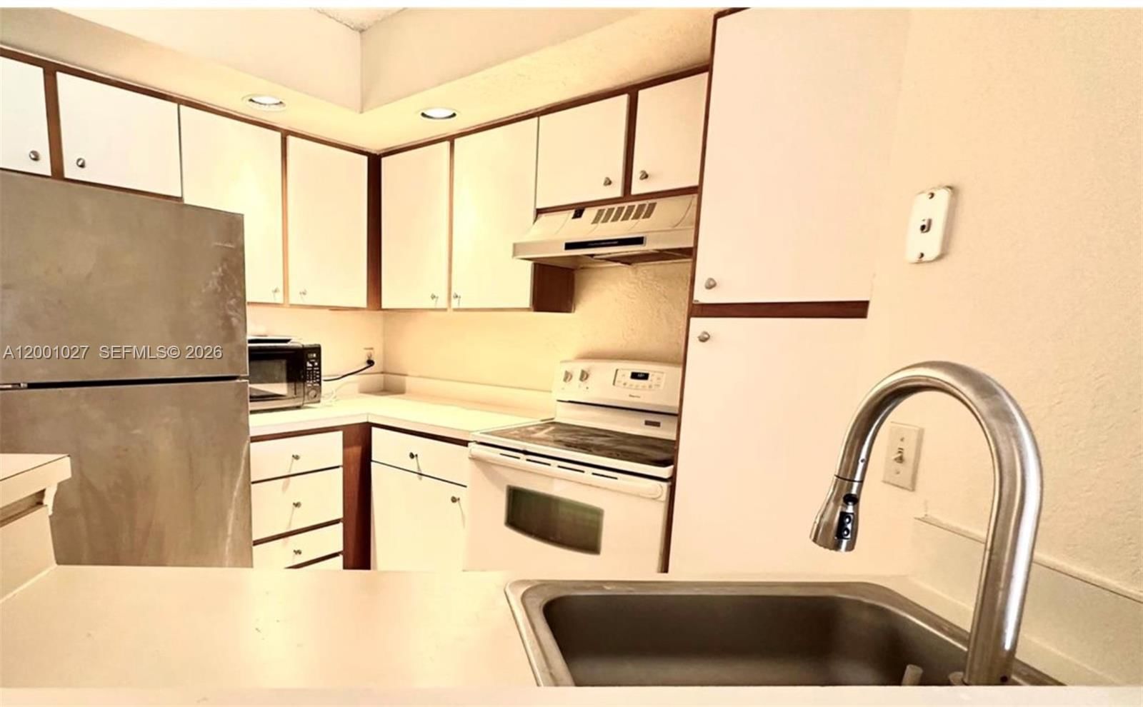 Real estate property located at 3310 Pinewalk Dr N #1823, Broward, Coral Key Condo, Margate, FL