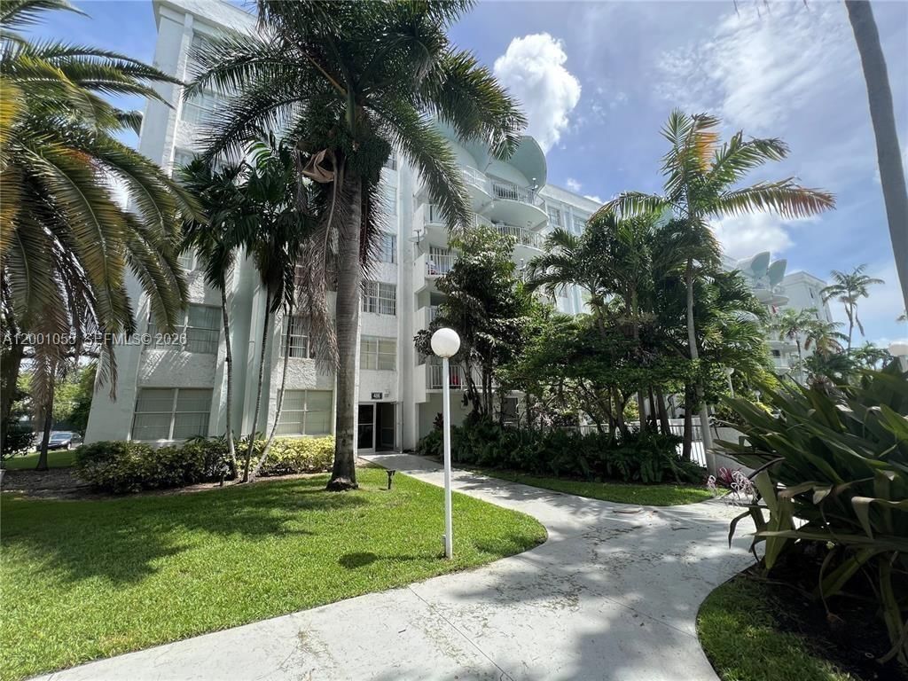 Real estate property located at 496 165th St Rd D-409, Miami-dade, Montecarlo Condo, Miami, FL