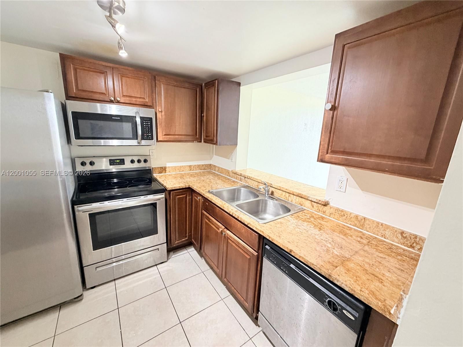 Real estate property located at 496 165th St Rd D-409, Miami-dade, Montecarlo Condo, Miami, FL