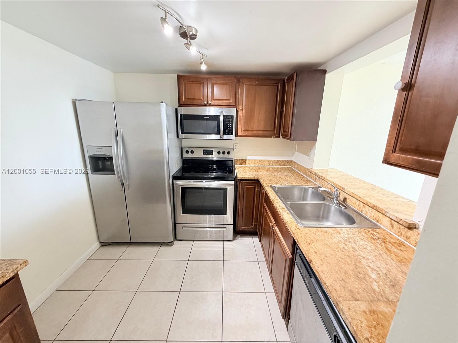 Real estate property located at 496 165th St Rd D-409, Miami-dade, Montecarlo Condo, Miami, FL