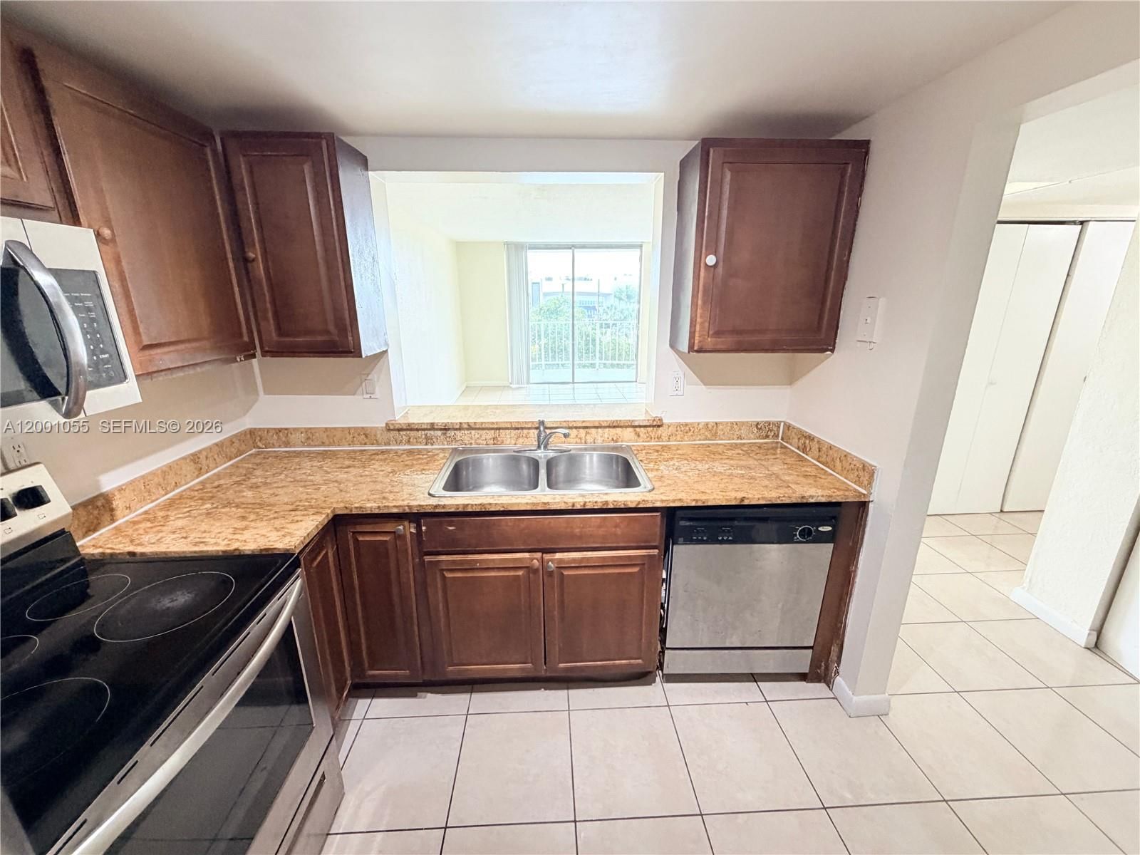 Real estate property located at 496 165th St Rd D-409, Miami-dade, Montecarlo Condo, Miami, FL