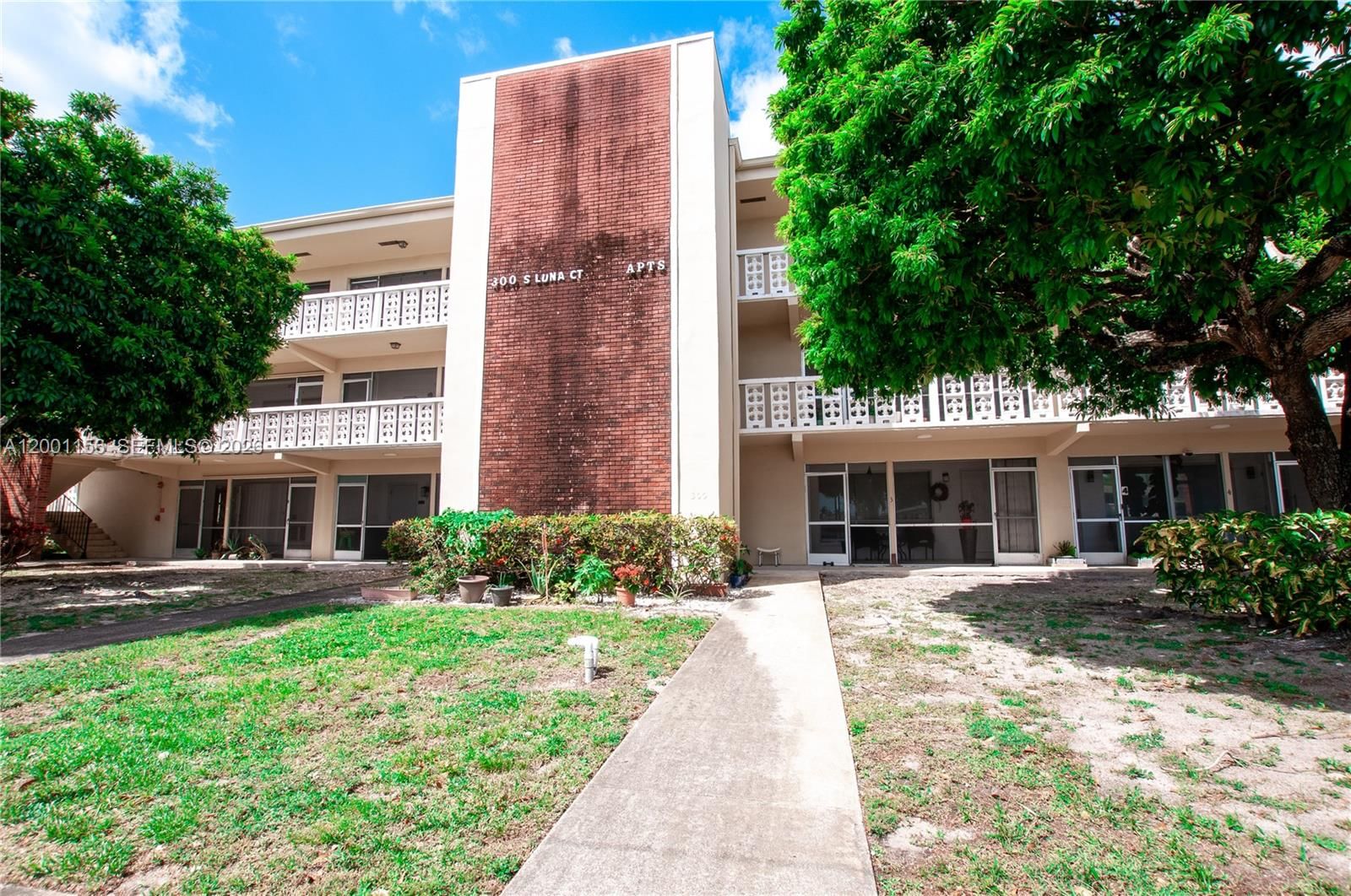 Real estate property located at 300 Luna Ct #2, Broward, Southbrook Condominium Ap, Hollywood, FL