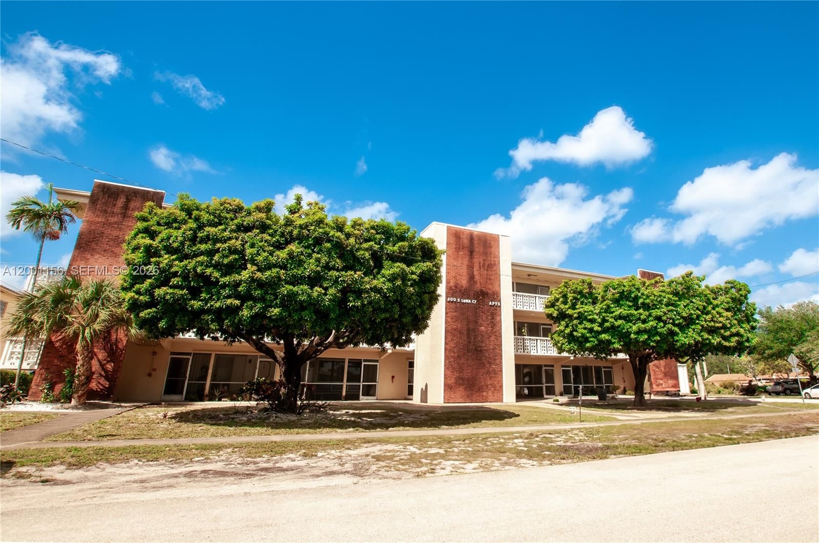 Real estate property located at 300 Luna Ct #2, Broward, Southbrook Condominium Ap, Hollywood, FL