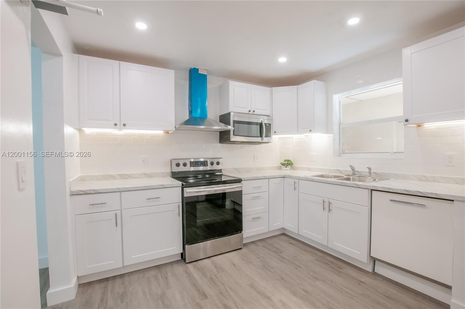 Real estate property located at 300 Luna Ct #2, Broward, Southbrook Condominium Ap, Hollywood, FL