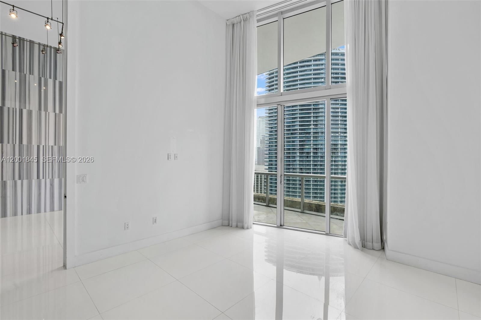 Real estate property located at 475 Brickell Ave #2812, Miami-dade, Iconbrickell Condo No 1, Miami, FL
