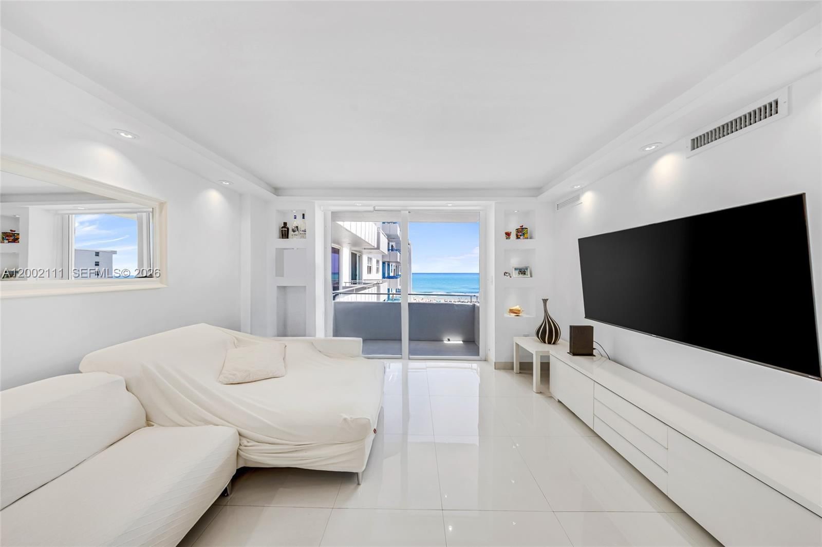 Real estate property located at 465 Ocean Dr #906, Miami-dade, Royal Atlantic Condo, Miami Beach, FL