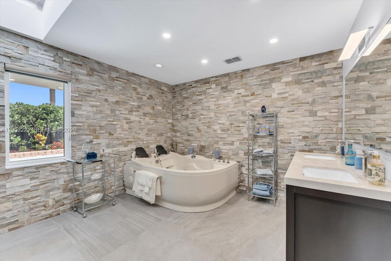 Real estate property located at 9941 143rd St, Miami-dade, Maylen Heights, Miami, FL