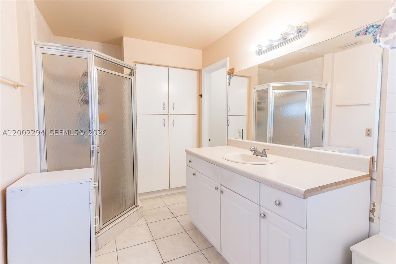Real estate property located at 7876 189th St, Miami-dade, Country Lake Park, Hialeah, FL
