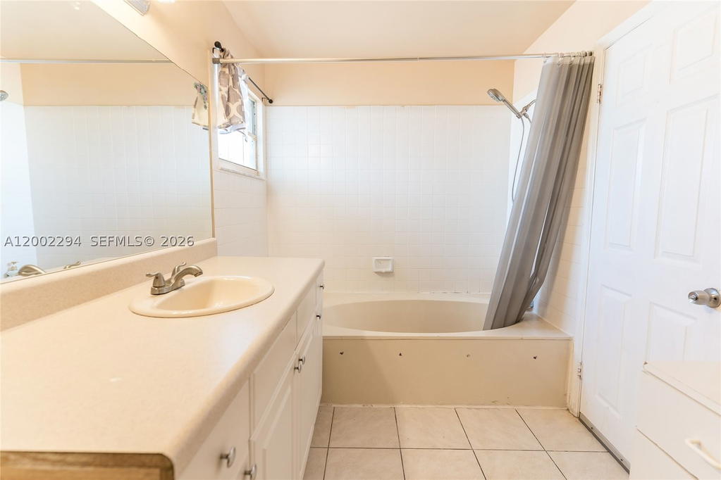 Real estate property located at 7876 189th St, Miami-dade, Country Lake Park, Hialeah, FL