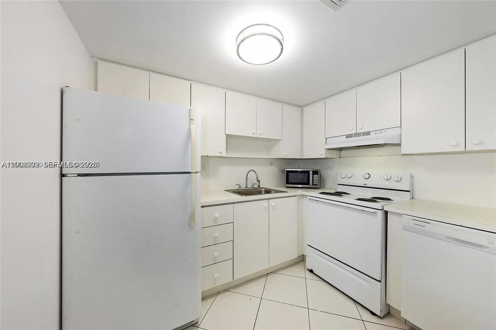 Real estate property located at 2600 Collins Ave #405, Miami-dade, Lake Beach Club Condo, Miami Beach, FL