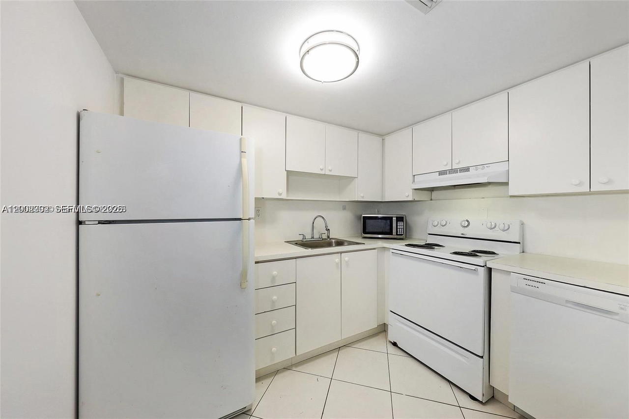 Real estate property located at 2600 Collins Ave #405, Miami-dade, Lake Beach Club Condo, Miami Beach, FL