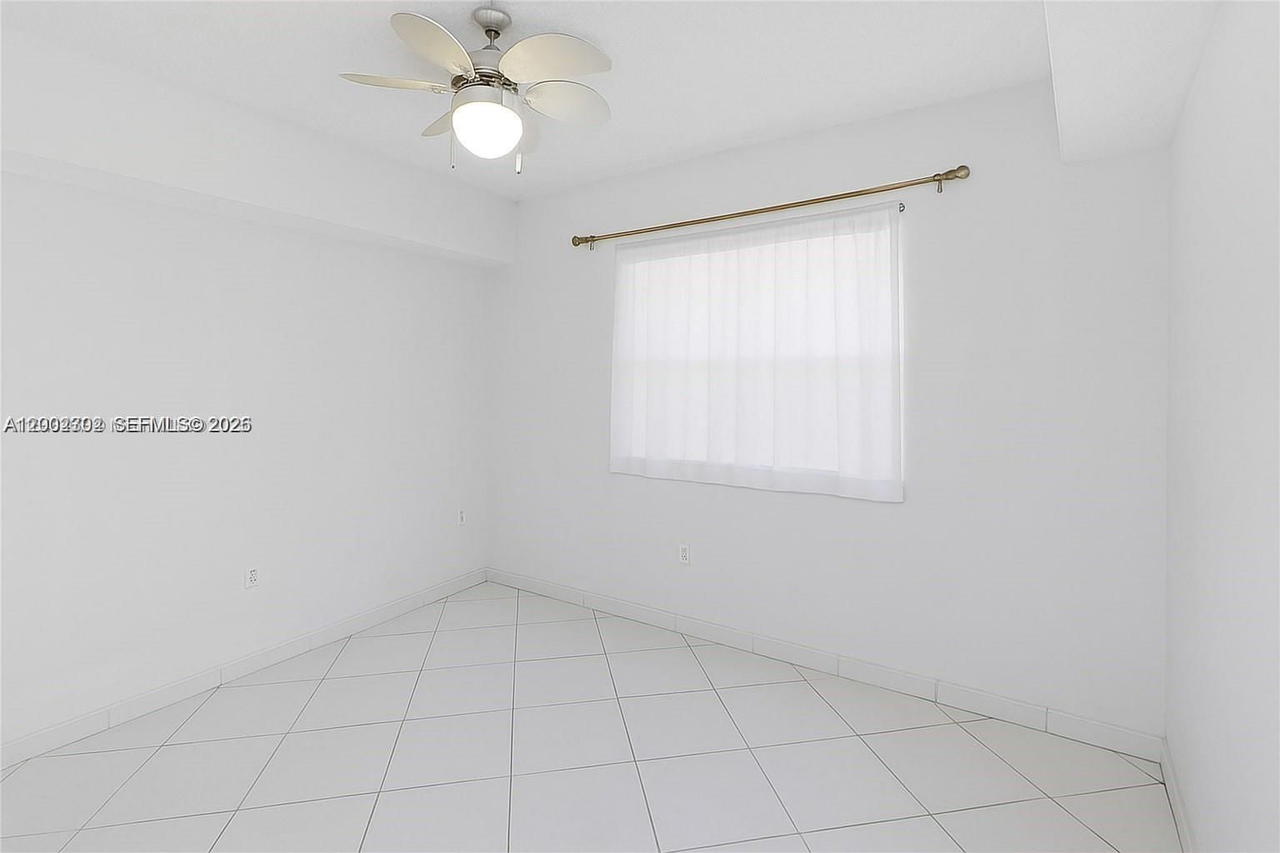 Real estate property located at 2600 Collins Ave #405, Miami-dade, Lake Beach Club Condo, Miami Beach, FL