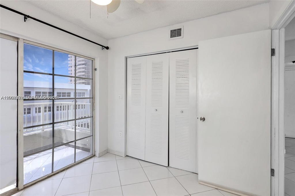 Real estate property located at 2600 Collins Ave #405, Miami-dade, Lake Beach Club Condo, Miami Beach, FL