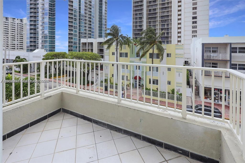 Real estate property located at 2600 Collins Ave #405, Miami-dade, Lake Beach Club Condo, Miami Beach, FL