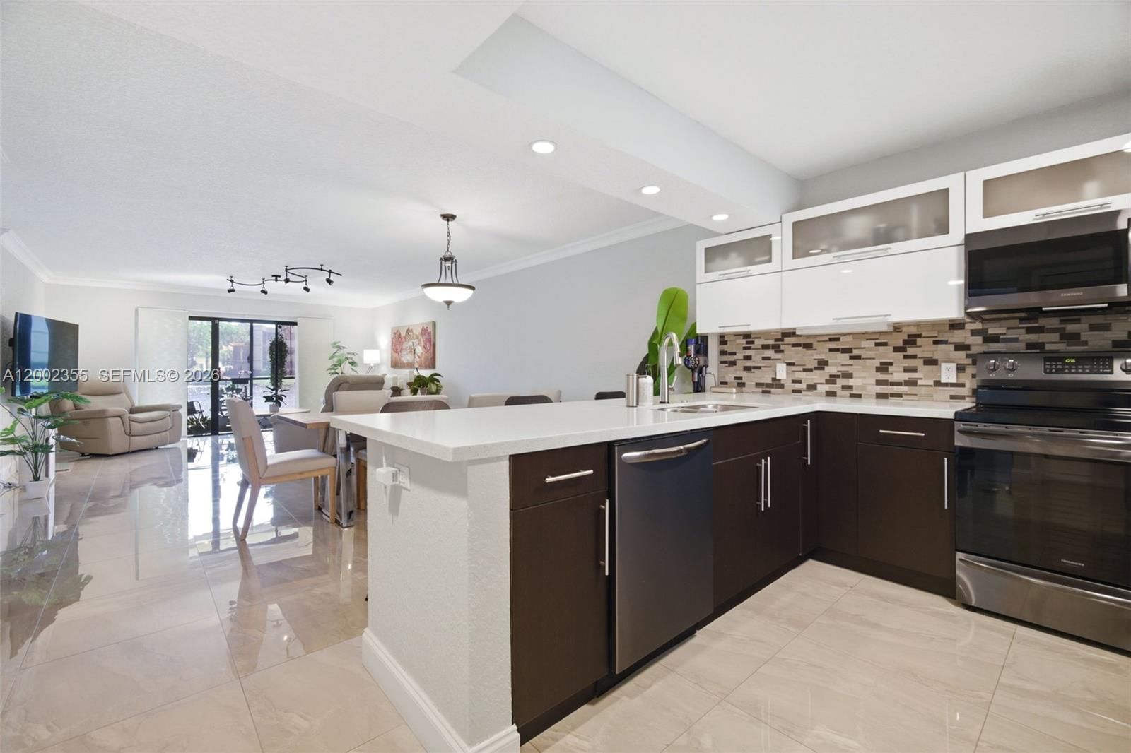 Real estate property located at 390 Lakeview Dr #102, Broward, Racquet Club Apts At Bona, Weston, FL