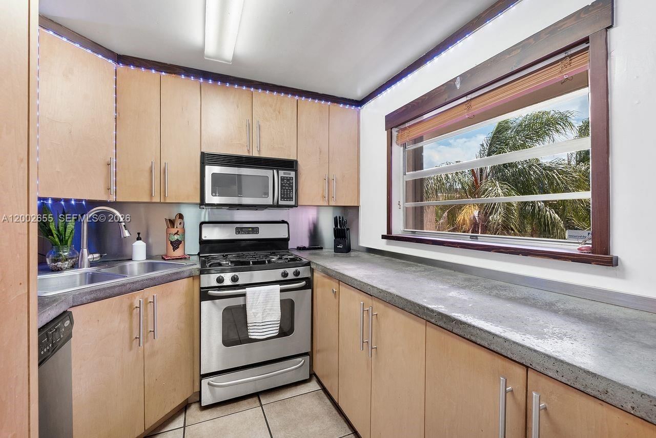 Real estate property located at 13100 92nd Ave A-PH11, Miami-dade, Village At The Falls Cond, Miami, FL