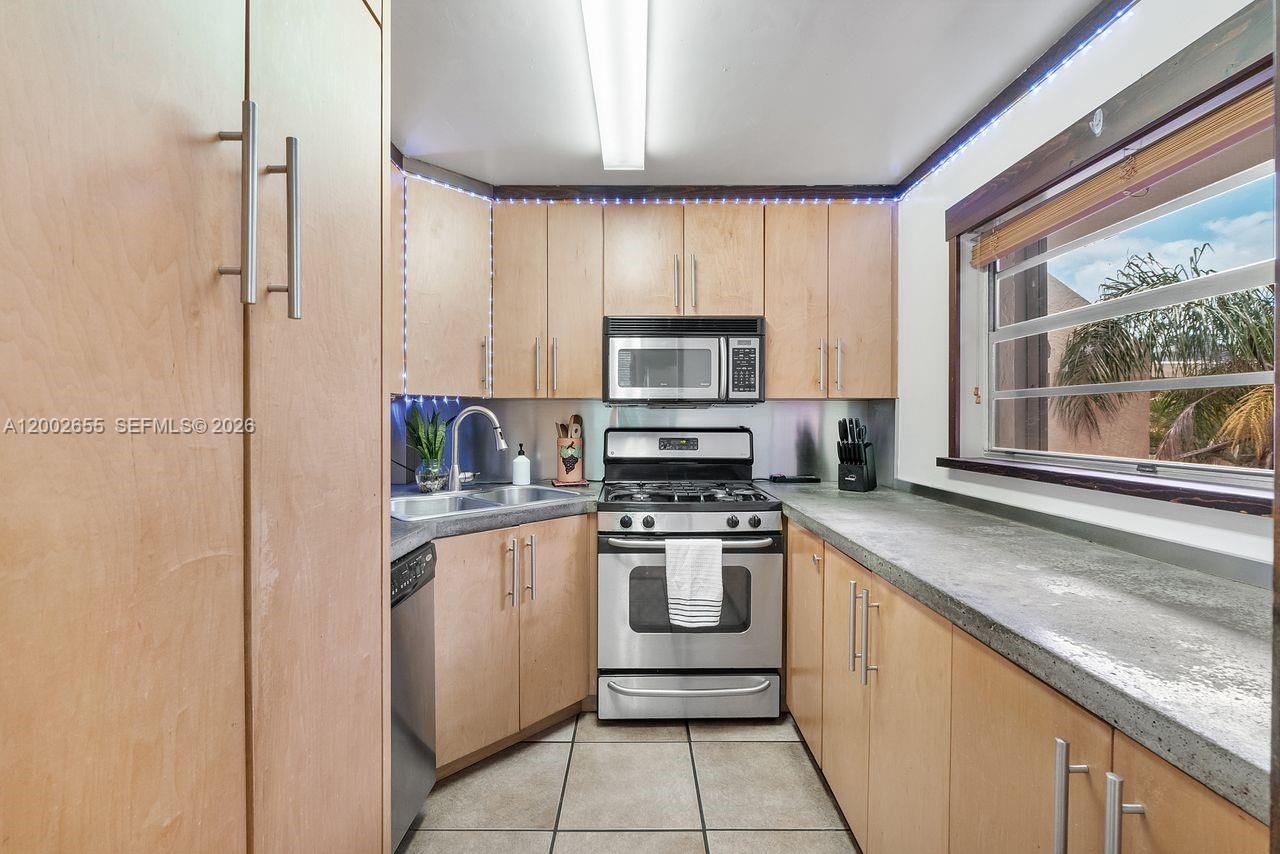 Real estate property located at 13100 92nd Ave A-PH11, Miami-dade, Village At The Falls Cond, Miami, FL