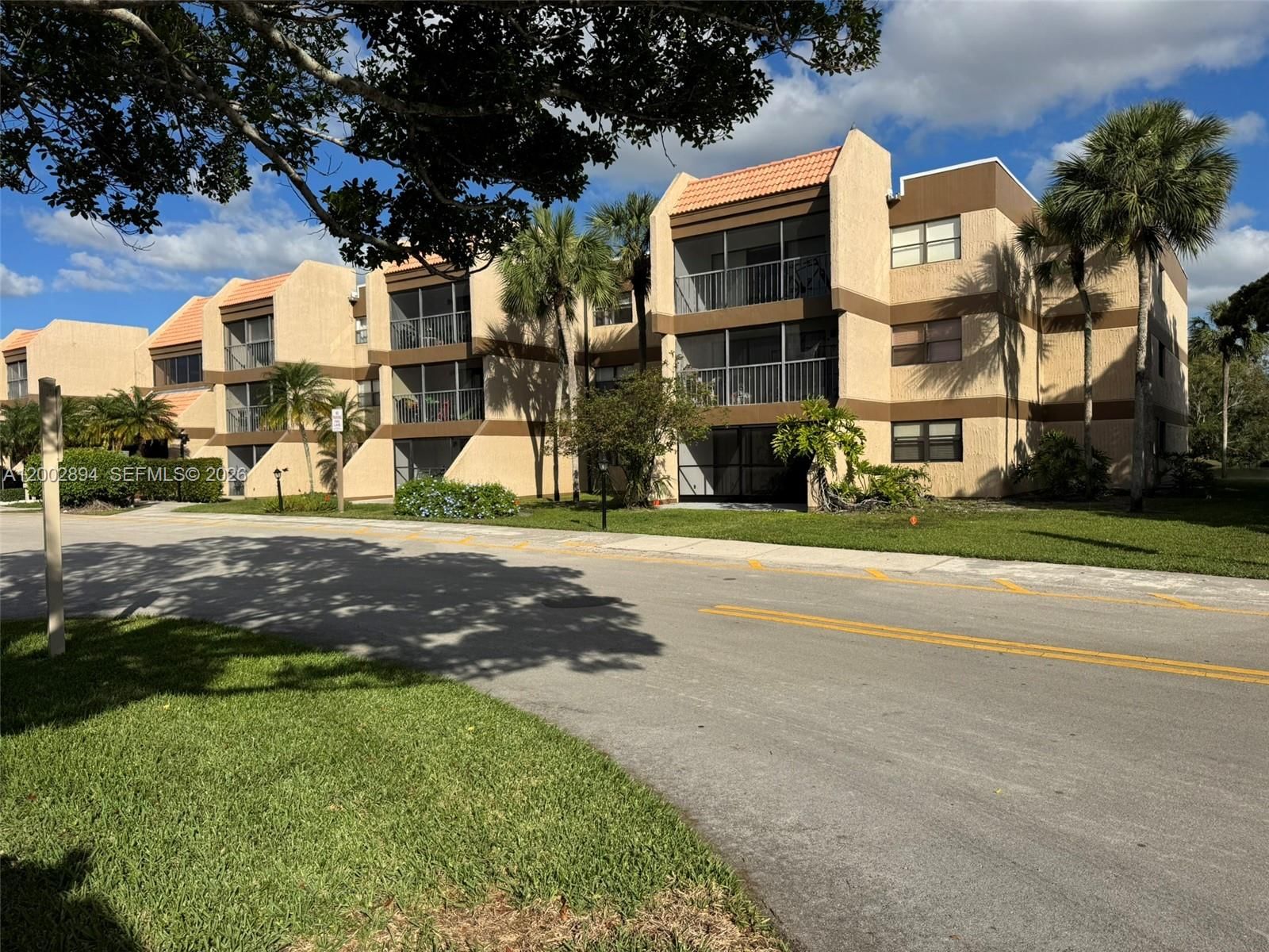 Real estate property located at 240 Lakeview Dr #112, Broward, Building Ten Of Racquet C, Weston, FL