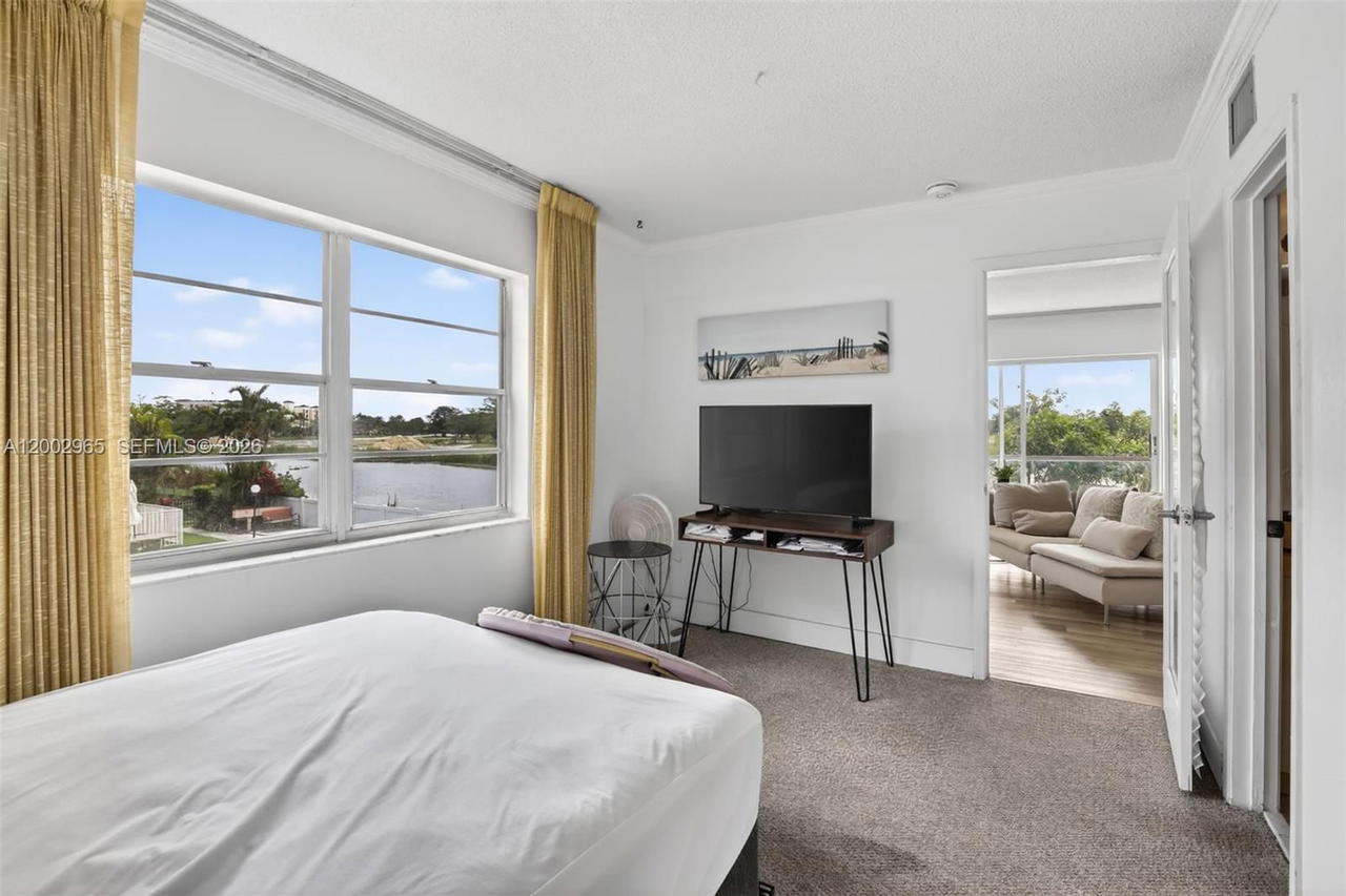 Real estate property located at 3048 Sunrise Lakes Dr #221, Broward, Quail Run Of Sunrise, Sunrise, FL