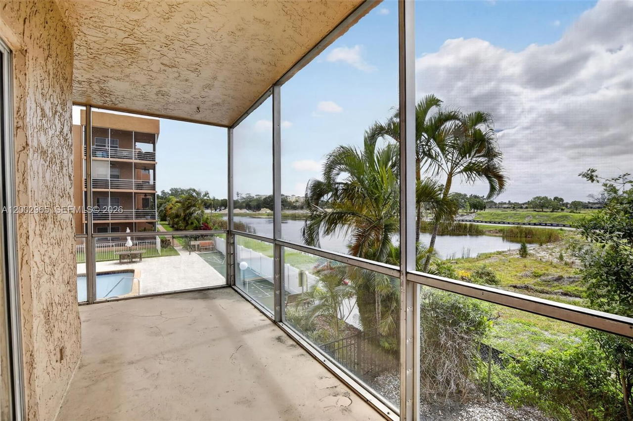 Real estate property located at 3048 Sunrise Lakes Dr #221, Broward, Quail Run Of Sunrise, Sunrise, FL