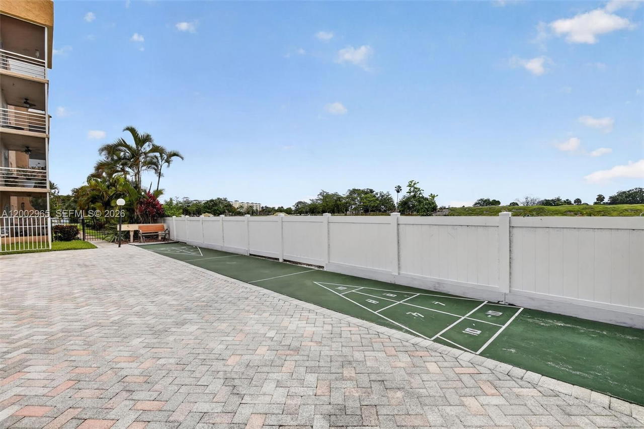 Real estate property located at 3048 Sunrise Lakes Dr #221, Broward, Quail Run Of Sunrise, Sunrise, FL