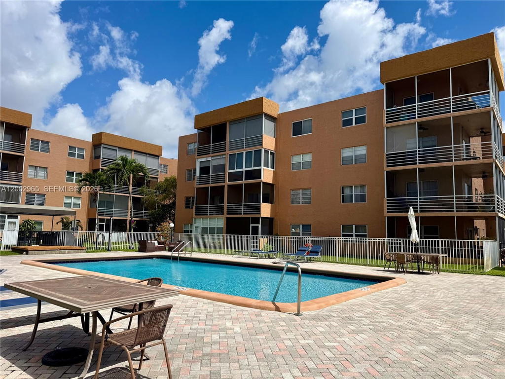 Real estate property located at 3048 Sunrise Lakes Dr #221, Broward, Quail Run Of Sunrise, Sunrise, FL