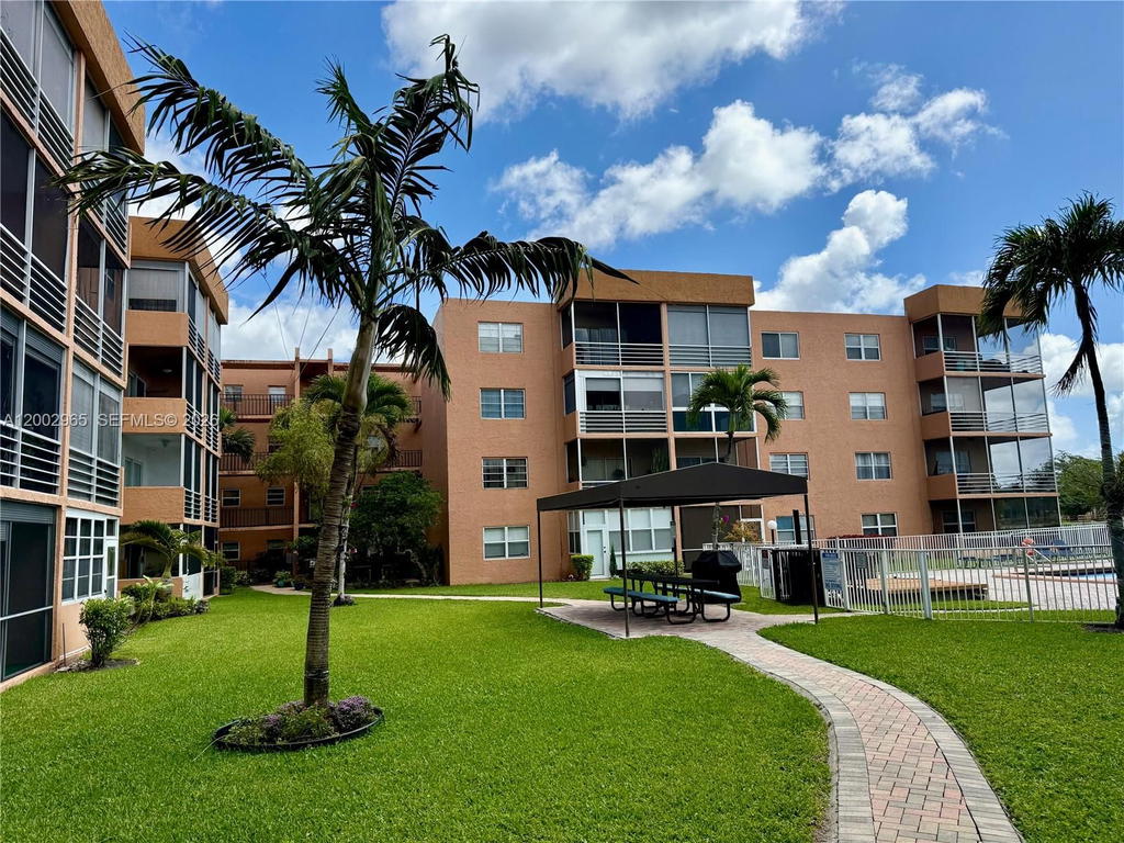 Real estate property located at 3048 Sunrise Lakes Dr #221, Broward, Quail Run Of Sunrise, Sunrise, FL