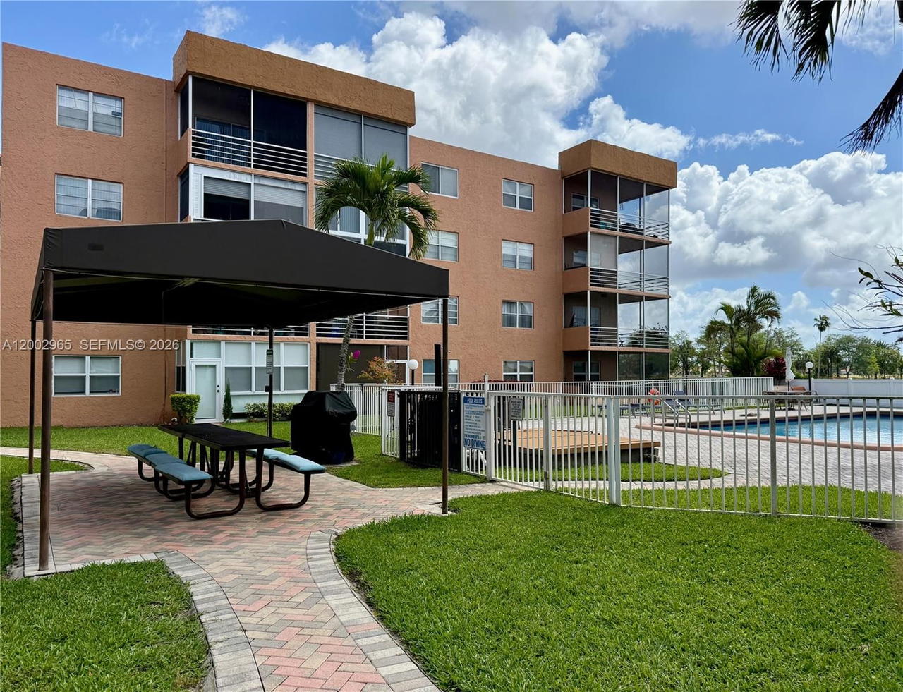 Real estate property located at 3048 Sunrise Lakes Dr #221, Broward, Quail Run Of Sunrise, Sunrise, FL