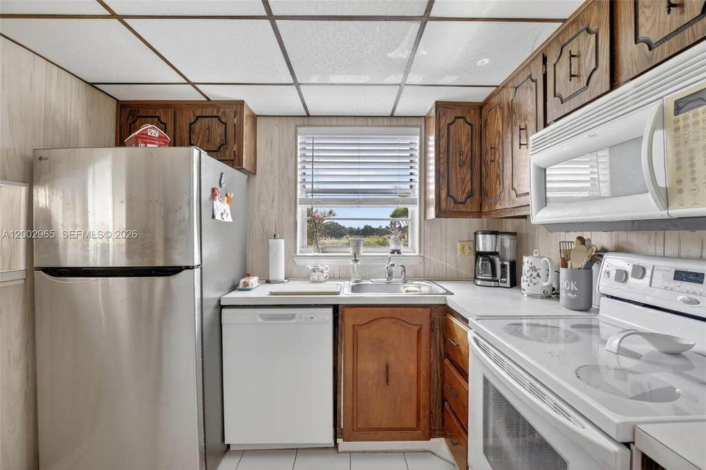 Real estate property located at 3048 Sunrise Lakes Dr #221, Broward, Quail Run Of Sunrise, Sunrise, FL