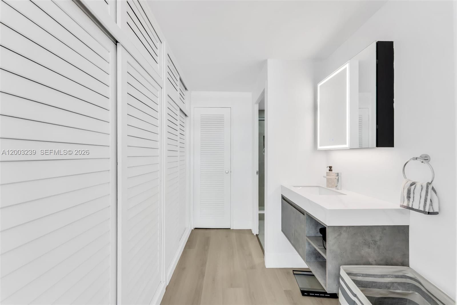 Real estate property located at 1408 Brickell Bay Dr #518, Miami-dade, Brickell Bay Tower Condo, Miami, FL