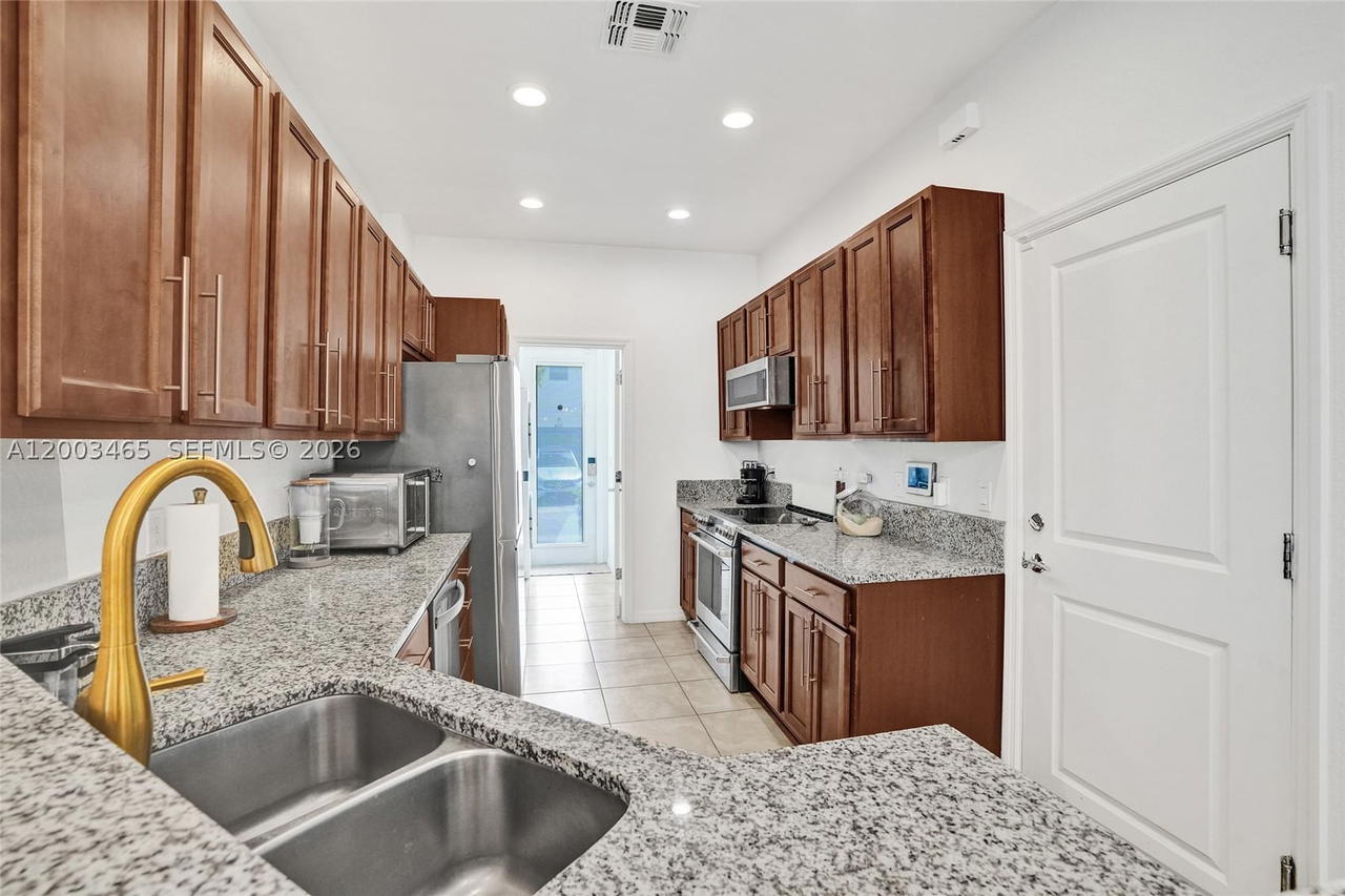 Real estate property located at 4002 Poinciana Ln, Broward, Hillcrest Country Club No, Hollywood, FL