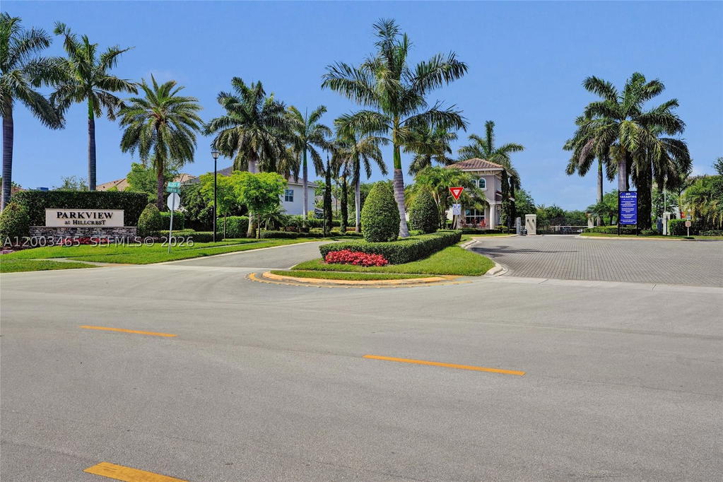 Real estate property located at 4002 Poinciana Ln, Broward, Hillcrest Country Club No, Hollywood, FL