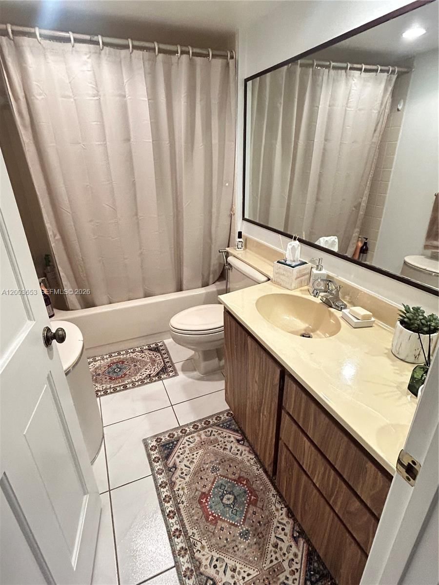 Real estate property located at 1701 Whitehall Dr #403, Broward, Condo 27 Of Whitehall Con, Davie, FL