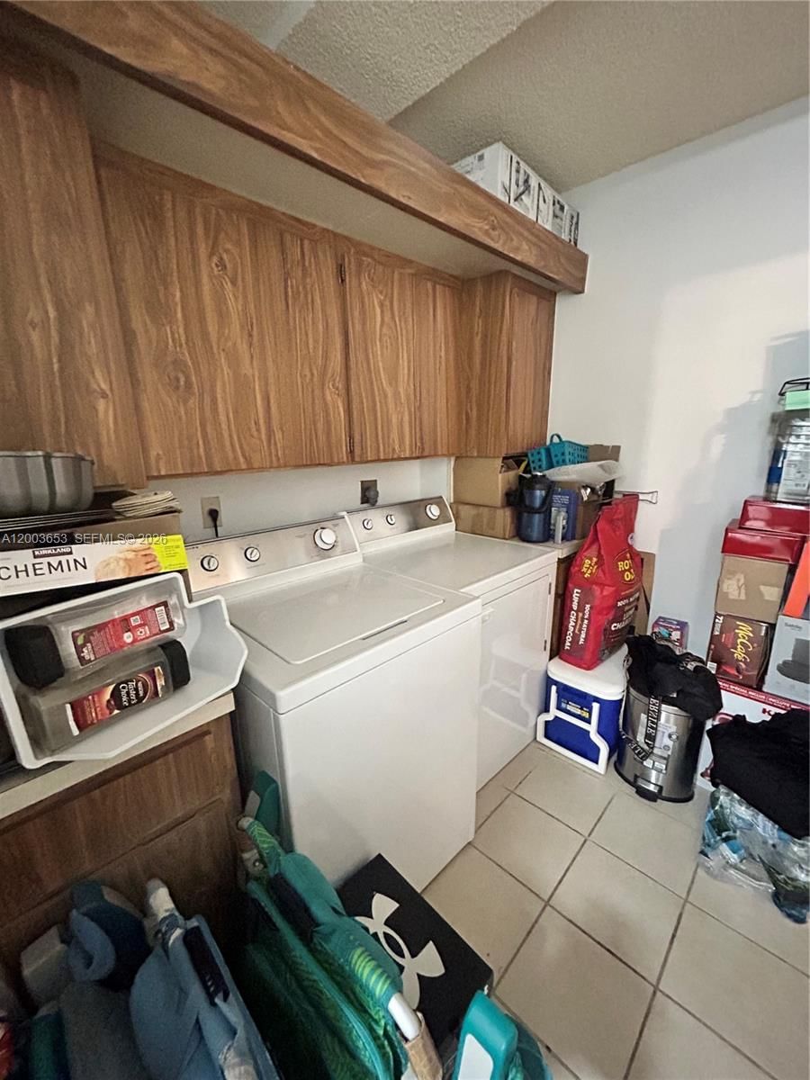 Real estate property located at 1701 Whitehall Dr #403, Broward, Condo 27 Of Whitehall Con, Davie, FL