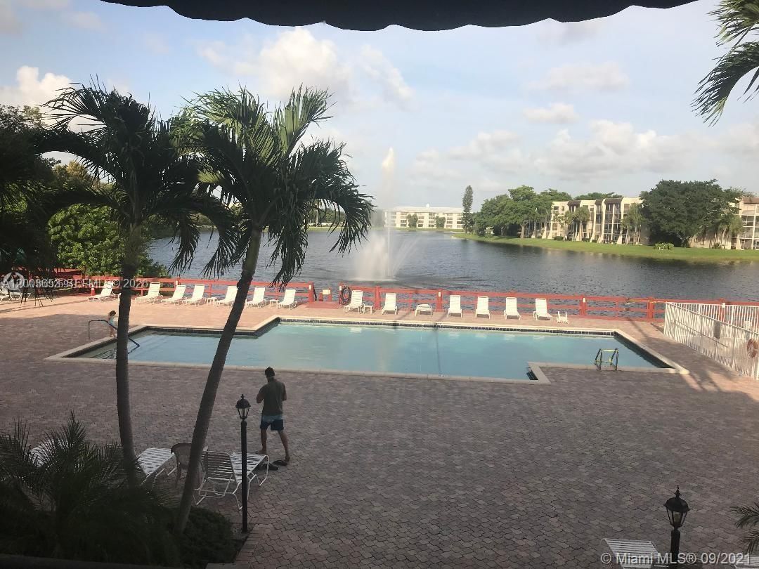 Real estate property located at 1701 Whitehall Dr #403, Broward, Condo 27 Of Whitehall Con, Davie, FL