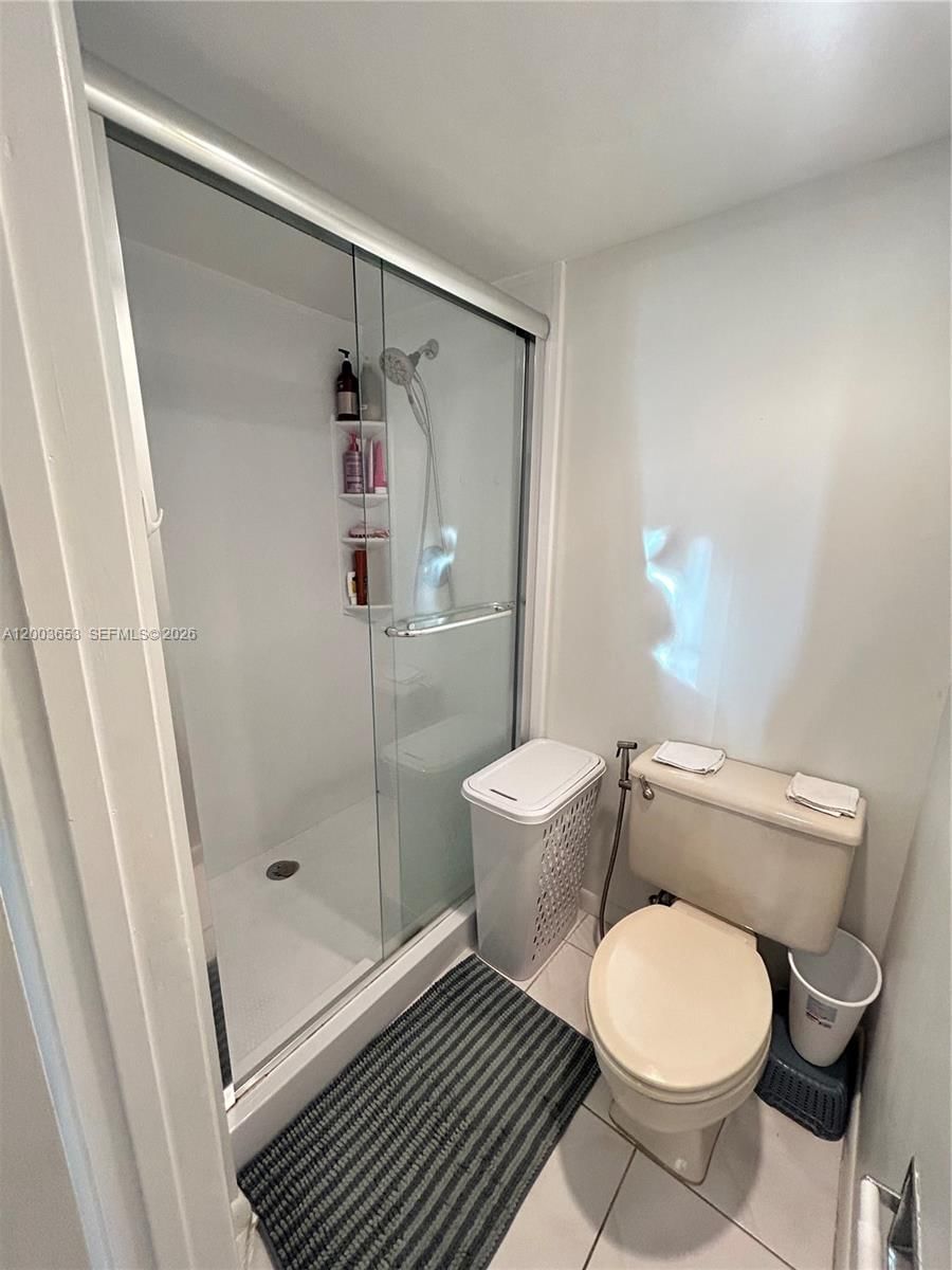 Real estate property located at 1701 Whitehall Dr #403, Broward, Condo 27 Of Whitehall Con, Davie, FL