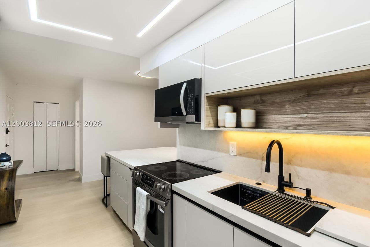 Real estate property located at 2501 Ocean Dr #833, Broward, Wave Condo, Hollywood, FL
