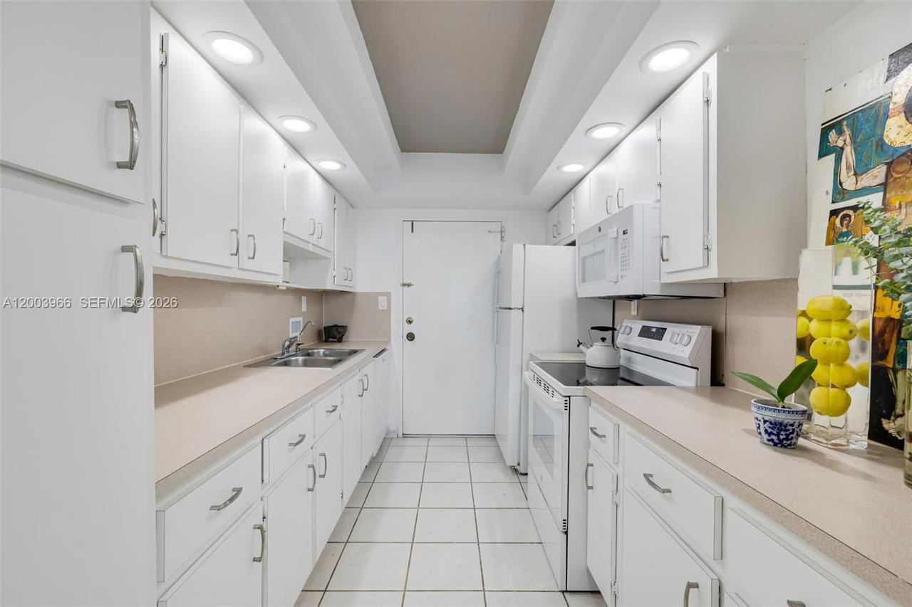 Real estate property located at 5401 Collins Ave #611, Miami-dade, The Carriage House Condo, Miami Beach, FL