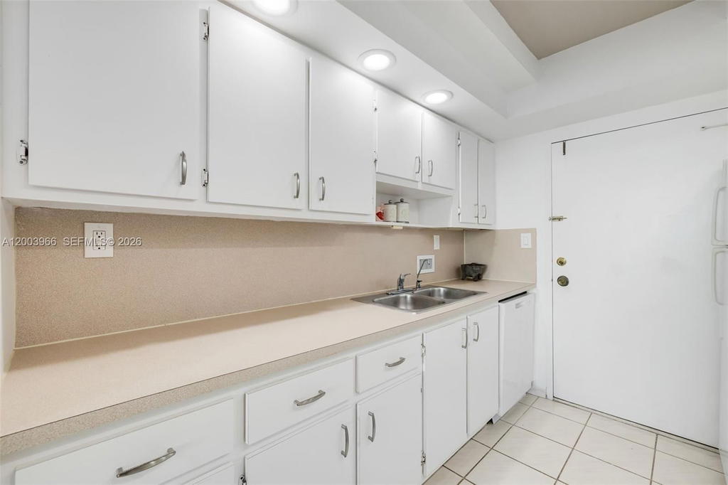 Real estate property located at 5401 Collins Ave #611, Miami-dade, The Carriage House Condo, Miami Beach, FL