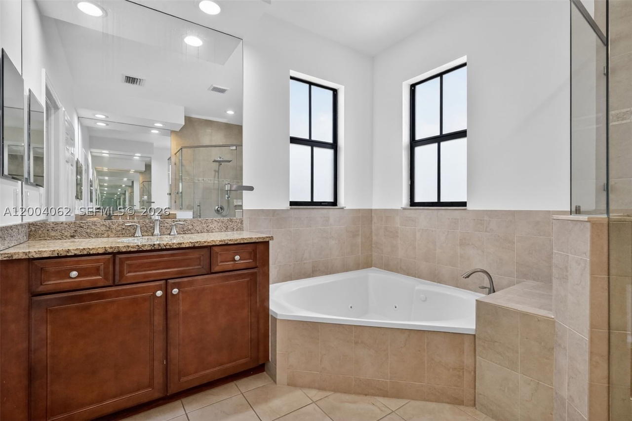 Real estate property located at 8895 100th Pl, Miami-dade, Isles At Grand Bay, Doral, FL