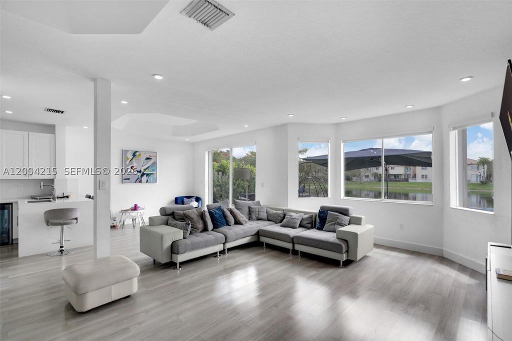 Real estate property located at 11462 69th Ter, Miami-dade, Doral Isles St Lucia, Doral, FL