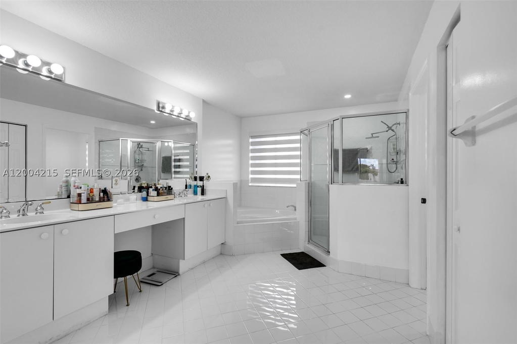 Real estate property located at 11462 69th Ter, Miami-dade, Doral Isles St Lucia, Doral, FL