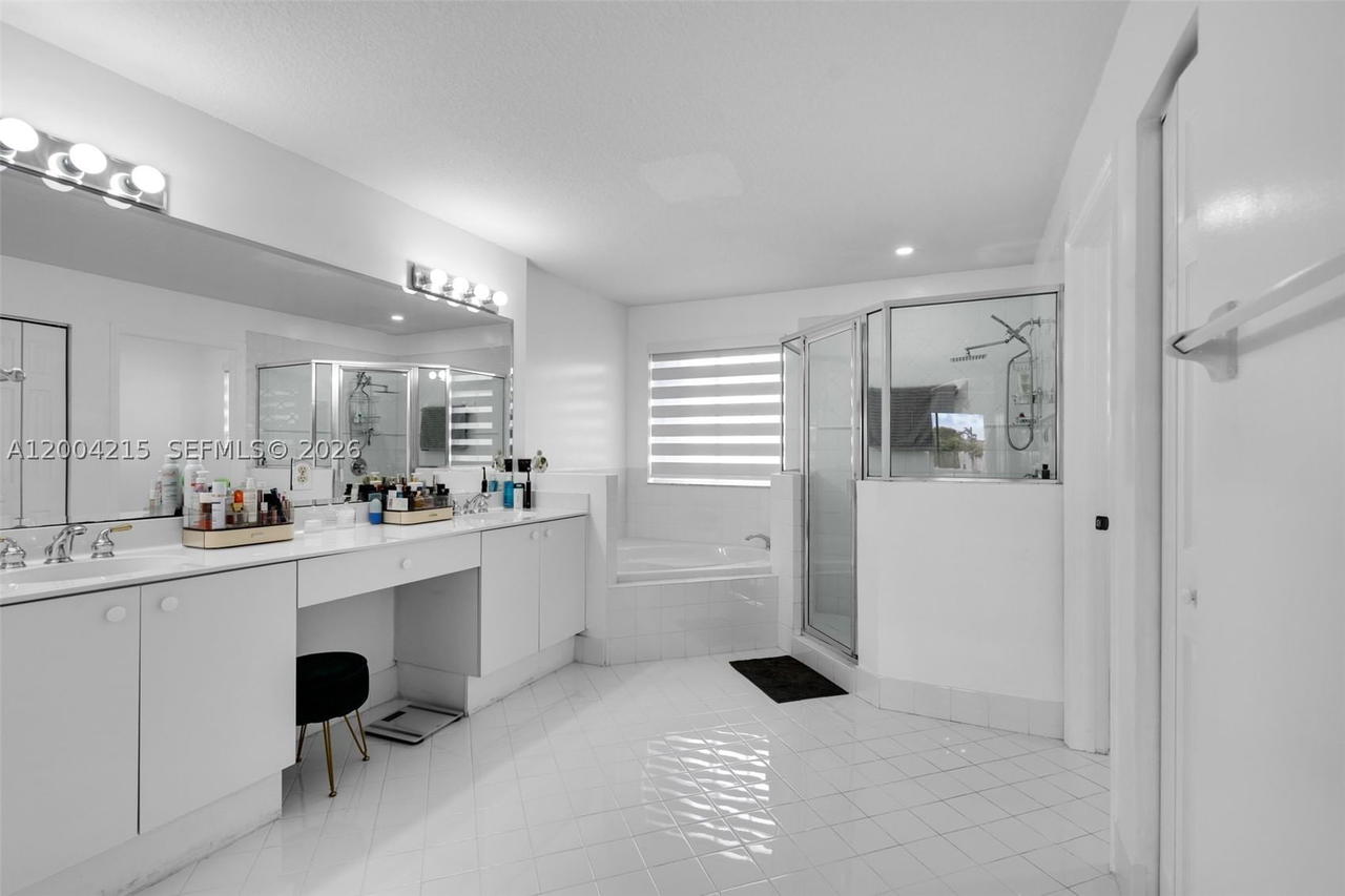 Real estate property located at 11462 69th Ter, Miami-dade, Doral Isles St Lucia, Doral, FL