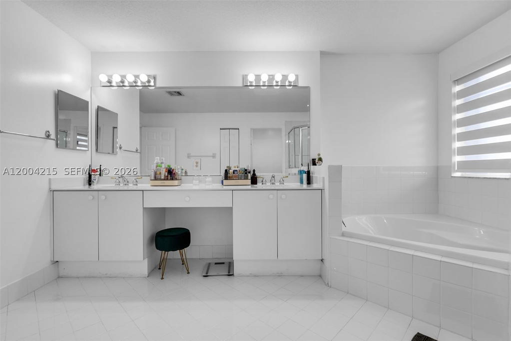 Real estate property located at 11462 69th Ter, Miami-dade, Doral Isles St Lucia, Doral, FL