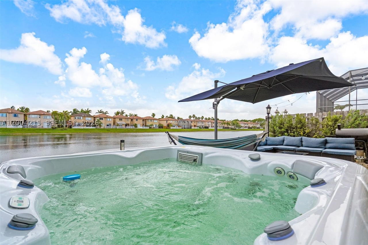 Real estate property located at 11462 69th Ter, Miami-dade, Doral Isles St Lucia, Doral, FL