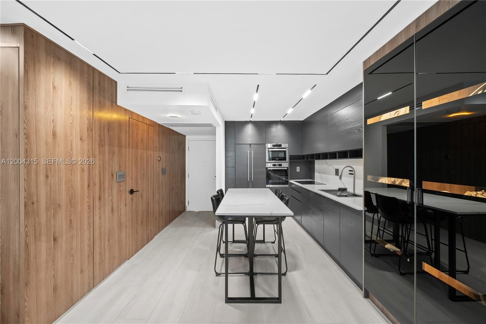 Real estate property located at 2301 Collins Ave #432, Miami-dade, Roney Palace Condo, Miami Beach, FL